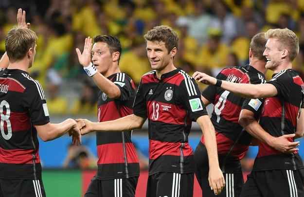  Philipp Lahm cruza na medida para André Schurrle, que finaliza bonito para fazer o sexto gol da Alemanha