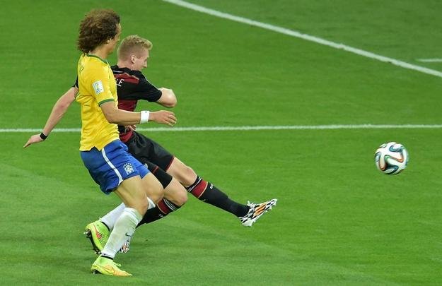 André Schurrle fecha a goleada sobre o Brasil. Mesut Ozil cruza na medida para André Schurrle, que finaliza no alto. A bola beija o travessão e entra