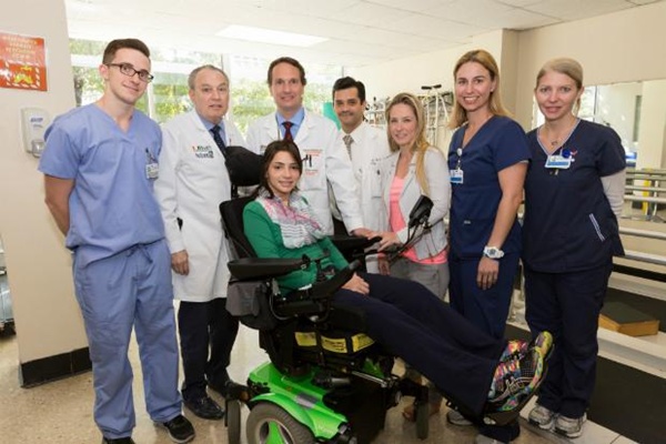 Junto à equipe médica do Jackson Memorial Hospital, Lais Souza agradeceu o carinho dos fãs (Divulgação/COB)