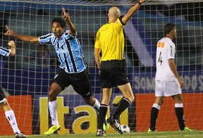 Brandão se anima com vitória (Divulgação/Site oficial Grêmio FBPA)
