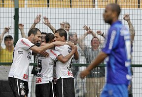 Corinthians vira para cima do Avaí e reassume a liderança (Tom Dib/Agência Lance)