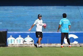 Caio J�nior pede paci�ncia nas an�lises das atua��es do Gr�mio (GremioFBPA)