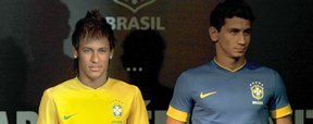 CBF lan�a novos uniformes da Sele��o Brasileira com dupla santista (Christophe Simon/AFP Photo)