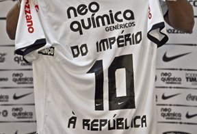 Douglas e Adriano disputam camisa 10 e presidente sugere "par ou �mpar" (Nelson Almeida/AFP Photo)
