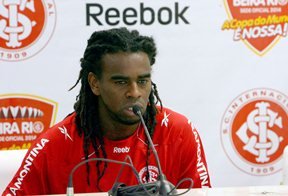 Com les�o de �ltima hora, Tinga ficar� parado de 20 a 30 dias (Lucas Uebel/Vipcomm)