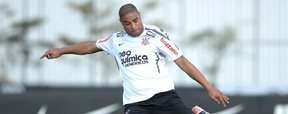 Bom treino de Adriano anima presidente: "Foi excelente" (PAULO WHITAKER)