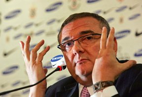 Apoiado por Andr�s, Mario Gobbi � o novo presidente do Corinthians (Nelson Antoine/FotoArena/Folhapr)