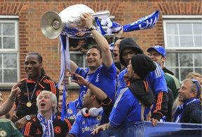 Ap�s conquista, Chelsea � recebido com muita festa em Londres (OLIVIA HARRIS)