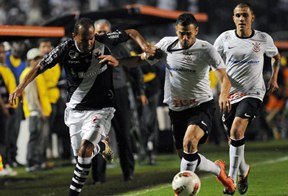 Paulinho marca, Corinthians bate Vasco e volta � semi ap�s 12 anos (AFP PHOTO / Nelson ALMEIDA)