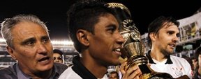 Ap�s levantar a ta�a, Paulinho d� abra�o em Tite, mas nega sa�da (Paulo Whitaker/Reuters)