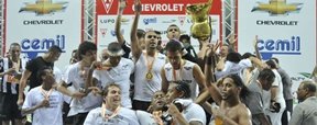 Ronaldinho festeja primeiro t�tulo pelo Atl�tico: "Emo��o diferente" (Estado de Minas)