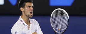 Djokovic sofre, mas supera Murray e far� final na Austr�lia com Nadal (Mark Blinch/Reuters)