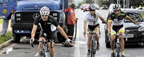Atletas enfrentam batalha di�ria com os motoristas para pedalar nas ruas (Ronaldo de Oliveira/CB)