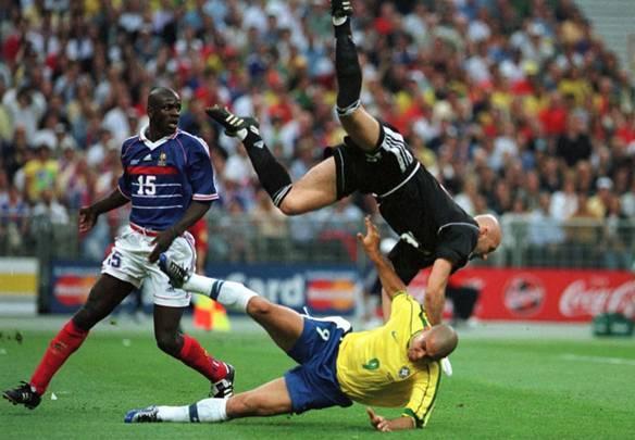 Em 1998, Ronaldo jogou sua primeira final de Copa do Mundo mesmo após uma convulsão. Jogador passou em branco e recebeu muitas críticas - Luis Tajes/DP
