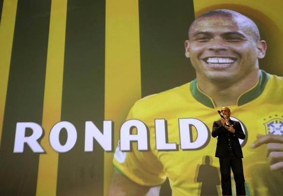 No fim de 2010, Ronaldo foi homenageado na cerimônia de entrega da taça do Brasileirão 2010 - Bruno Domingos/Reuters