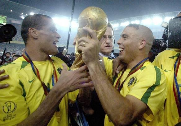 No Mundial de 2002, Ronaldo mostrou que ainda jogava muito. Foi artilheiro da Copa e marcou dois gols na final - Ivo Gonzales/Agência O Globo