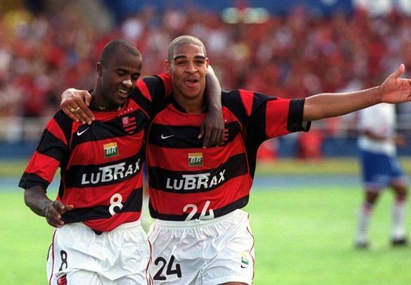 Adriano comeou ainda franzino, no Flamengo. Neste jogo, ele e Reinaldo enfrentaram o Nacional-URU em Braslia