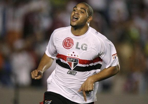 Depois do fiasco na Alemanha, e na prpria Inter quando voltou, Adriano voltou ao Brasil para se recuperar no So Paulo