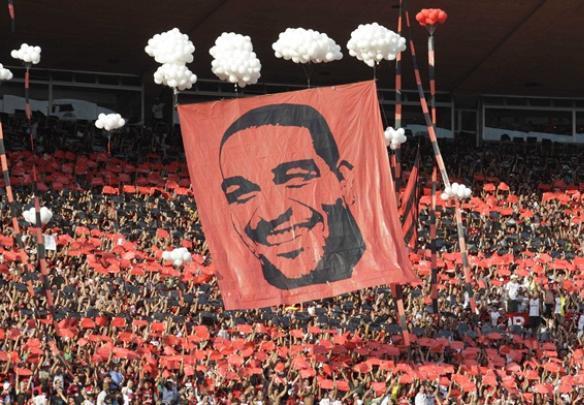 Na estreia contra o Atltico-PR, marcou o gol da vitria, para delrio da torcida