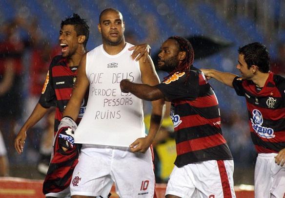 Revoltado com a imprensa, Adriano mandou esta mensagem aps marcar um gol na Libertadores