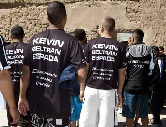 Corintianos presos em Oruro jogam futebol