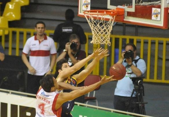 So Jos vence UniCeub/BRB por 98 x 81 e elimina time candango da competio