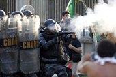 Polícia e manifestantes se enfrentam durante jogo de Itália e México