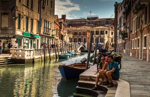 Ele pedalam cerca de 50km/dia e se do ao luxo de parar para apreciar as paisagens por onde passam, como Veneza, na Itlia