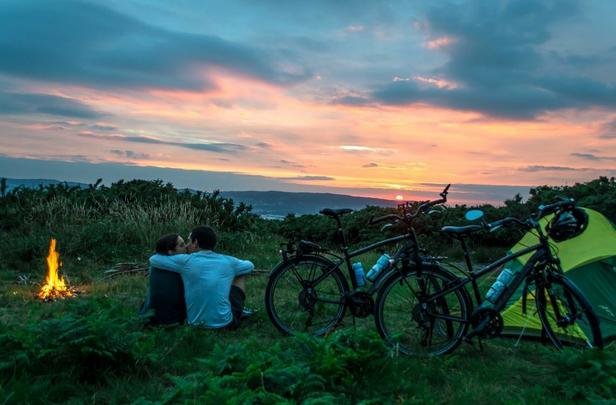 O casal passa diariamente por momentos raros e por muitos perrengues. O objetivo é passar o aniversário de 30 anos dos dois na estrada