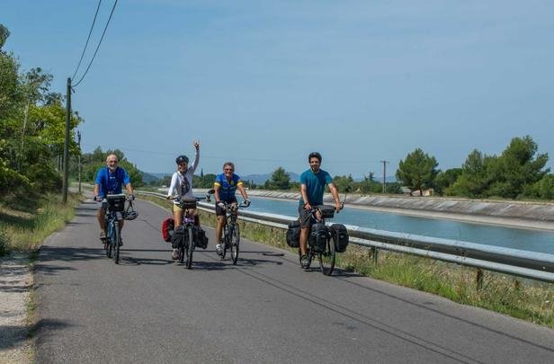 No meio do caminho, encontram curiosos, atletas e fazem amizade com pessoas que se interessam pela aventura dos dois