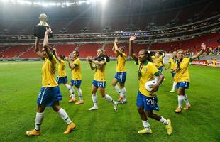 Meninas do Brasil comemoram o penta do Torneio com a torcida, no Man