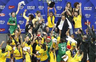 Seleo Brasileira levanta o trofu do Torneio Internacional
