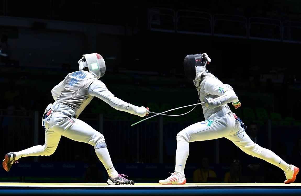 Em combate rpido, o esgrimista Henrique Marques (D) perdeu por 15-8 para o egpcio Mohamed Essam 