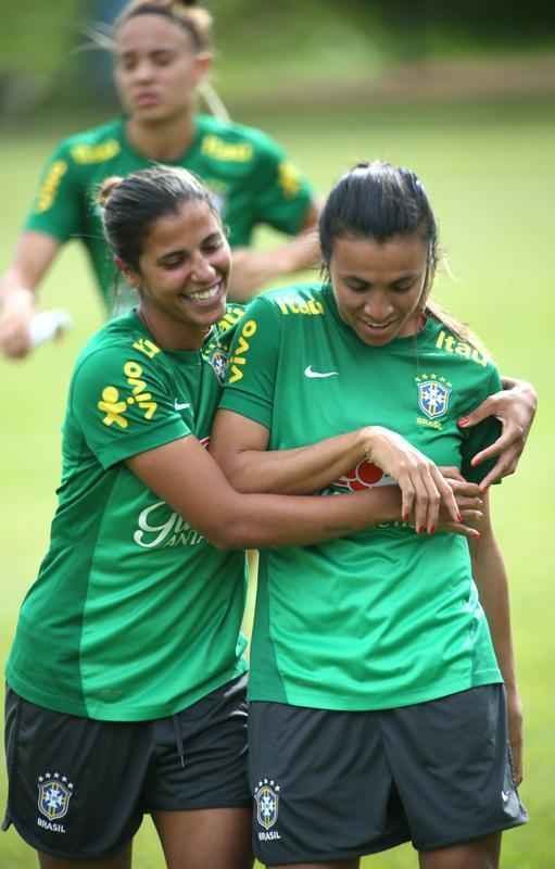 Natural de Salvador, Fabiana (na imagem,  esquerda) est em sua terceira disputa dos Jogos Olmpicos. Fora da Seleo Brasileira, a atleta atua no clube chins Dalian Quanjian.