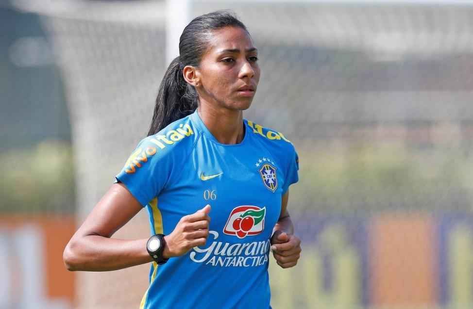 A mato-grossense Bruna Benites est em sua segunda participao nas Olmpiadas. Antes de jogar futebol, a zagueira estudava fisioterapia e entrou no esporte por conta de uma bolsa na graduao. Atualmente est na Seleo Permanente do Brasil.