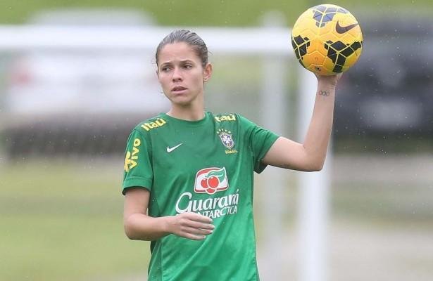 Em sua terceira participao nas Olimpadas defendendo o Brasil, a zagueira rika j jogou em diferentes posies, como ataque e meio de campo. Ela atua ao lado de Cristiane no clube francs Paris Saint-Germain.