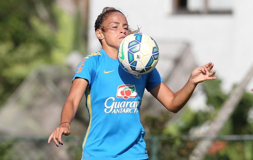 Natural de Porto Alegre (RS), a zagueira Mnica faz sua primeira participao em Jogos Olmpicos. Ela esteve na Seleo que levou o ouro no Pan-Americano de Toronto. Mnica atua no futebol norte-americano no Orlando Pride, vinculado ao time masculino Orlando City, que tem Kak. No currculo da jogadora ainda esto os clubes SV Neulengbach (ustria), Flamengo e Ferroviria.