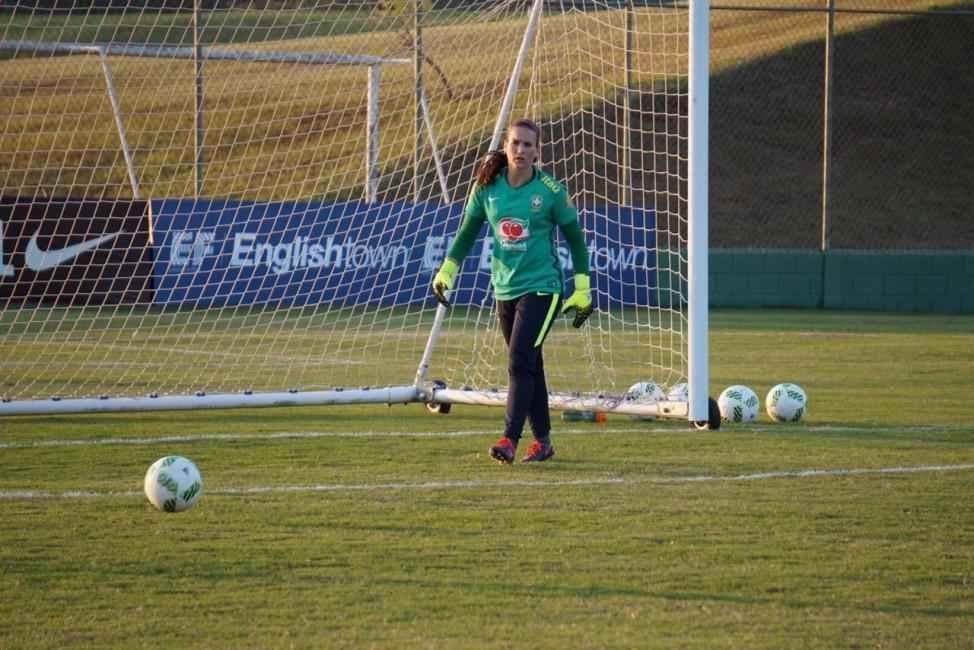 Uma das goleiras da Seleo Brasileira, Aline Villares Reis estreia nos Jogos Olmpicos Rio 2016. Atualmente ela integra a Seleo Permanente, mas ainda atuou no time Guarani e Ferroviria. Teve uma breve passagem nos Estados Unidos como treinadora de goleiras na Liga Universitria.