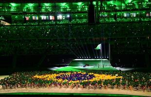 Bandeira do Brasil é montada no centro do Maracanã