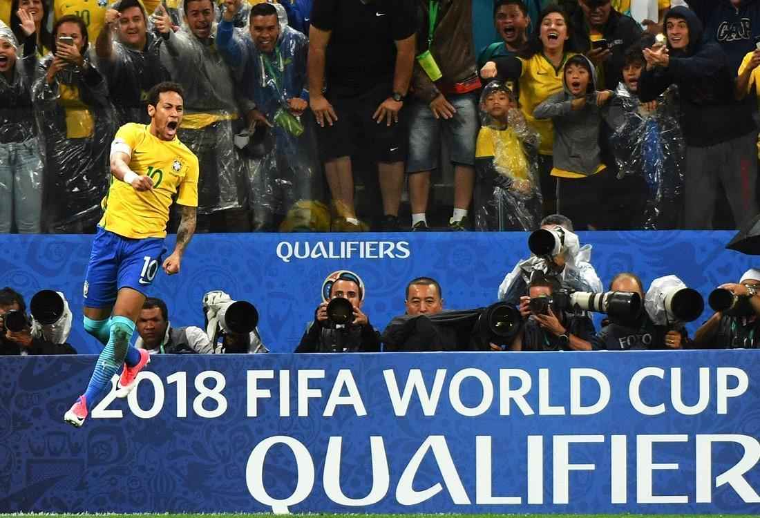 28 de maro | O Brasil tornou-se a primeira seleo a garantir classificao em campo para a Copa do Mundo da Rssia, em 2018. A vaga veio com a vitria por 3  x 0 sobre o Paraguai, na Arena Corinthians, com gols de Philippe Coutinho, Neymar e Marcelo.