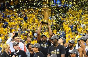 12 de junho | Deu Golden State Warriors no tira-teima que definiu o maior time de basquete da atualidade: a equipe de Curry, Durant e Iguodala foi campe da NBA ao bater o Cleveland Cavaliers por 4 a 1. Durant, MVP das finais, ganhou seu primeiro ttulo na liga.