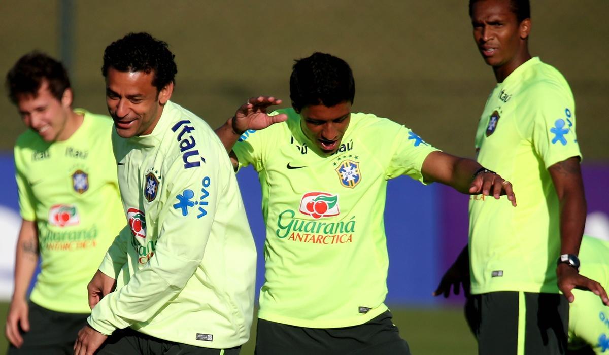 Jogadores em momento de descontrao durante o treino da Seleo Brasileira