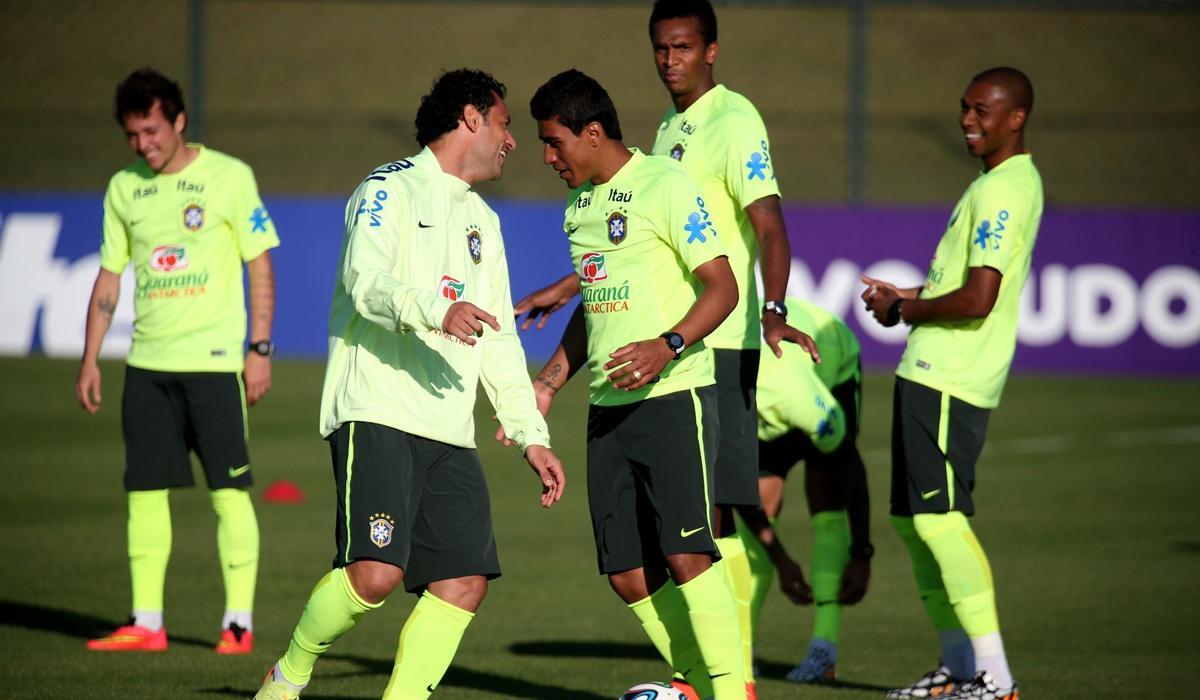 Jogadores em momento de descontrao durante o treino da Seleo Brasileira