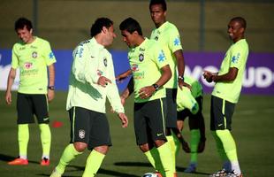 Jogadores em momento de descontrao durante o treino da Seleo Brasileira