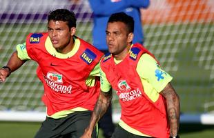 Thiago Silva e Daniel Alves durante treino na Granja Comary