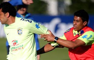 Fred e Paulinho disputam bola em treino para a Copa do Mundo