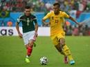 Com chapus e mscaras, os torcedores mexicanos capricharam no visual. Em campo, dois gols do pas americano anulados.