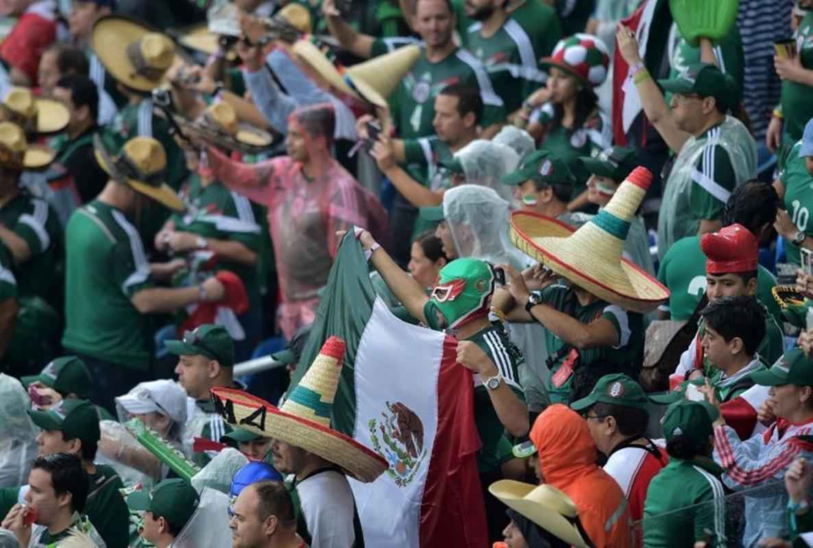 A torcida mexicana caprichou no visual.