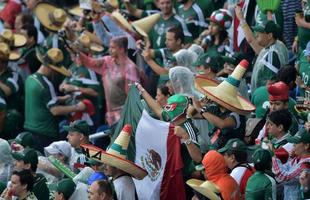 A torcida mexicana caprichou no visual.