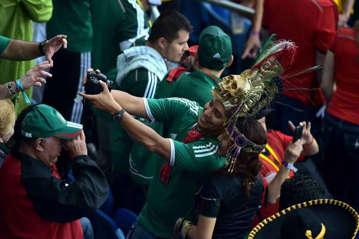 A torcida mexicana caprichou no visual.